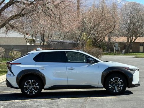 Used 2023 Toyota bZ4X XLE 4dr Crossover w/ Weather Package image 7