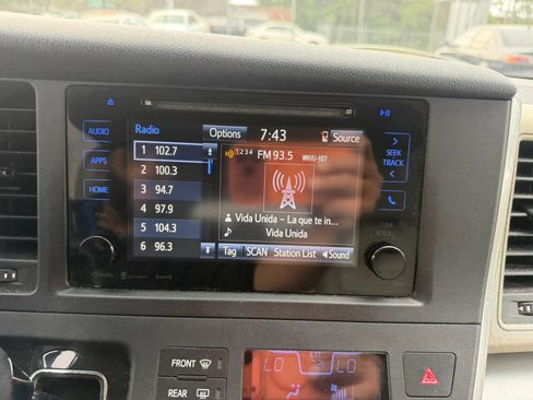 Used 2017 Toyota Sienna LE FWD image 19