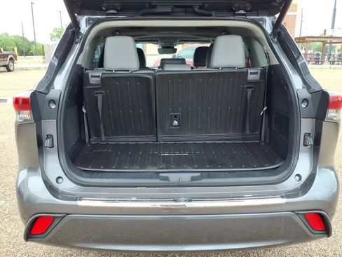 Used 2021 Toyota Highlander Limited w/ Protection Package #3 (TMS) FWD image 15