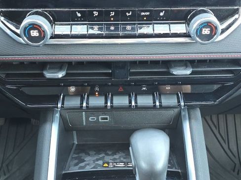 Used 2024 Chevrolet Colorado Z71 w/ Z71 Convenience Package 2 image 31