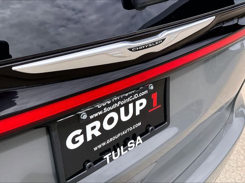 Used 2025 Chrysler Pacifica Select image 30