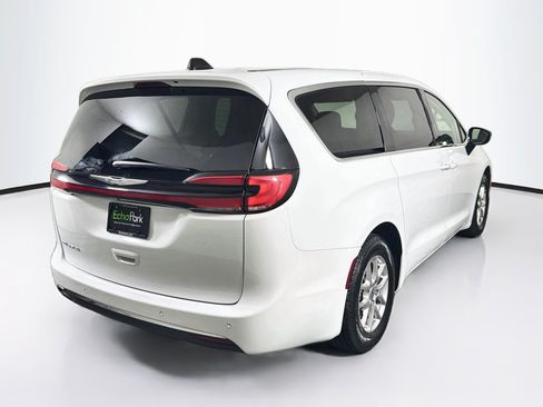 Used 2024 Chrysler Pacifica Touring-L FWD image 9