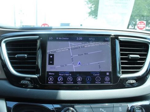 Used 2018 Chrysler Pacifica Touring-L Plus w/ Tire & Wheel Group FWD image 22