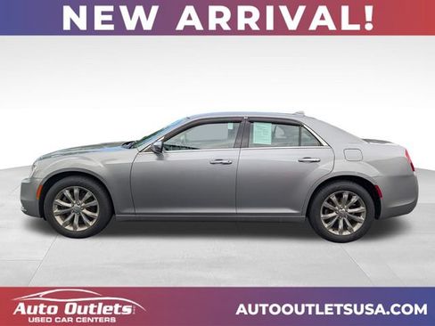 Used 2018 Chrysler 300 Limited AWD/4WD image 4
