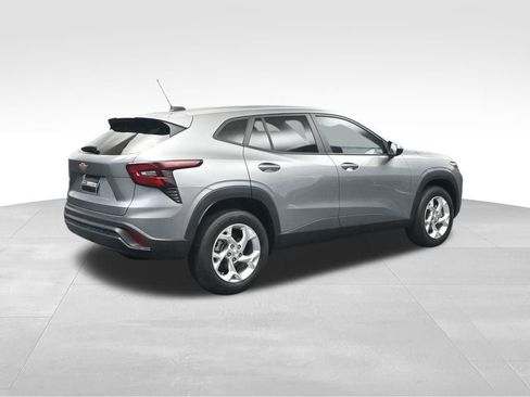 Used 2025 Chevrolet Trax LS w/ LS Convenience Package FWD image 5