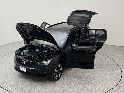 Certified 2025 Volvo XC40 B5 Plus AWD/4WD image 37