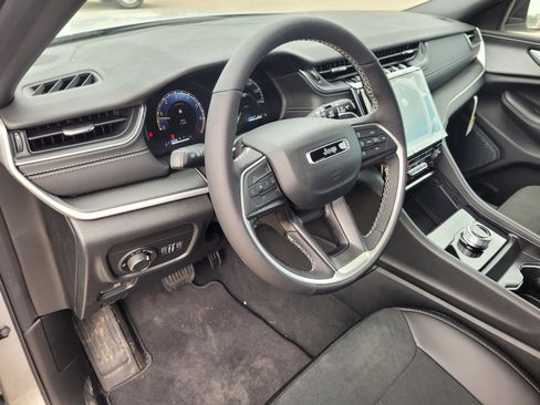 New 2025 Jeep Grand Cherokee L Altitude image 7