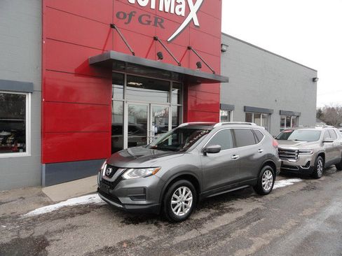 Used 2017 Nissan Rogue SV image 1