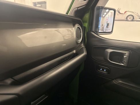 Used 2018 Jeep Wrangler Unlimited Sahara image 28