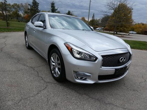 Used 2019 INFINITI Q70 Luxe w/ Proactive Package image 3