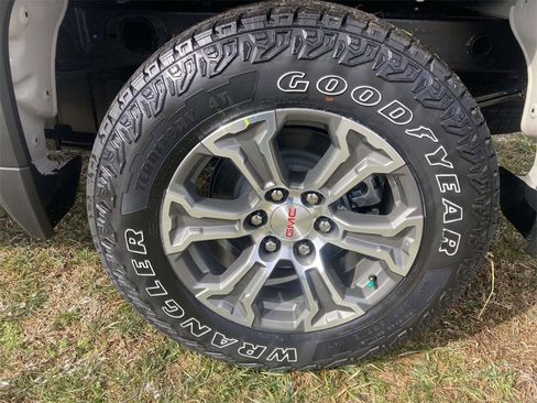 New 2026 GMC Sierra 1500 SLE image 10