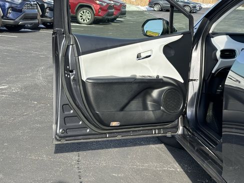 Used 2022 Toyota Prius XLE image 20