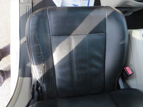 Used 2016 Chrysler Town & Country Touring image 41