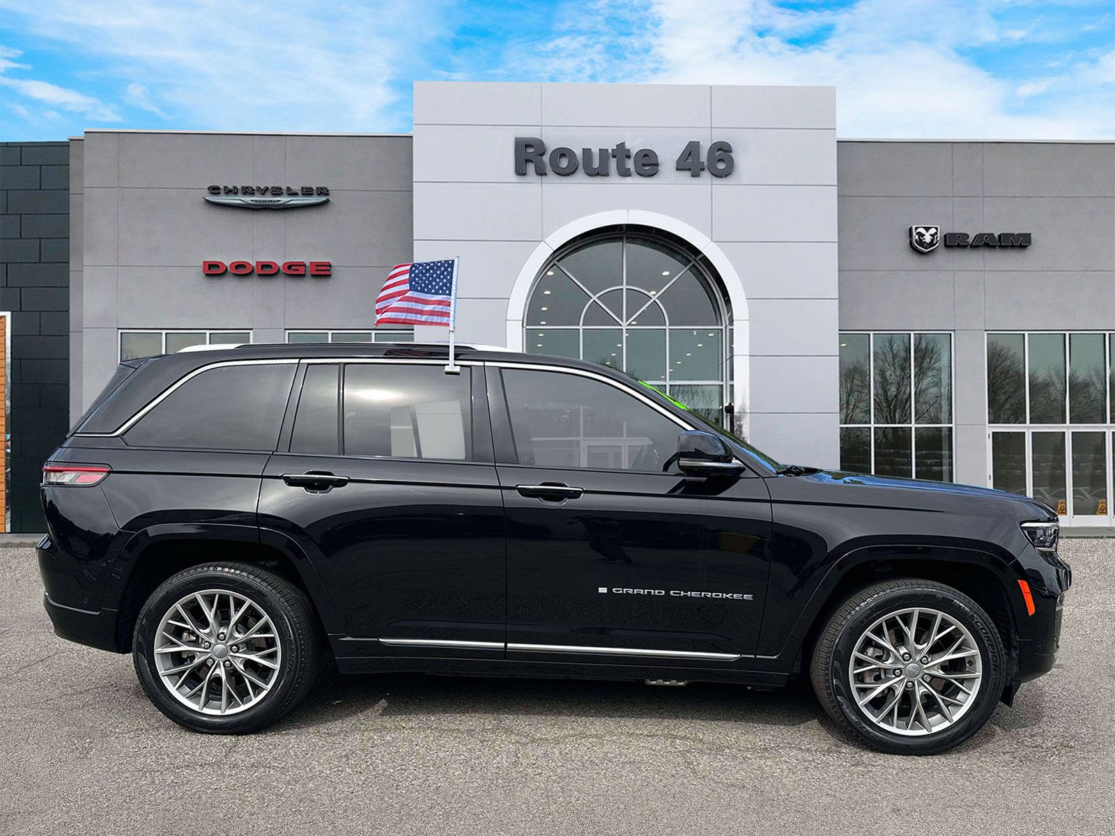 Used 2023 Jeep Grand Cherokee Summit w/ Luxury Tech Group V AWD/4WD image 6