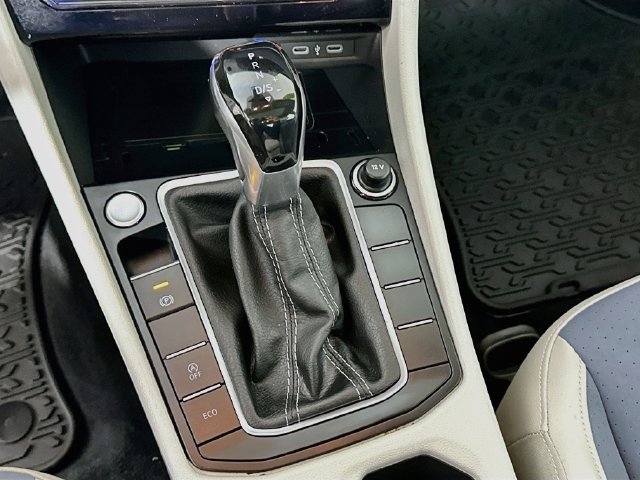 Used 2025 Volkswagen Jetta SE FWD image 16