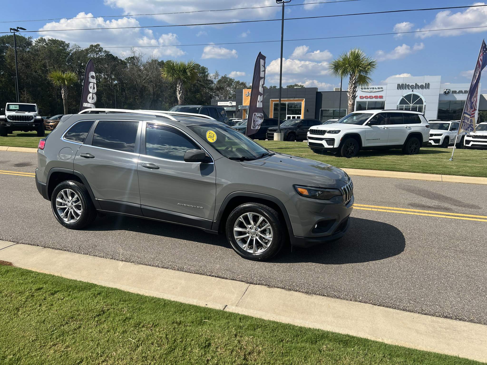 Used 2021 Jeep Cherokee Latitude Lux w/ Sun & Sound Group FWD image 3