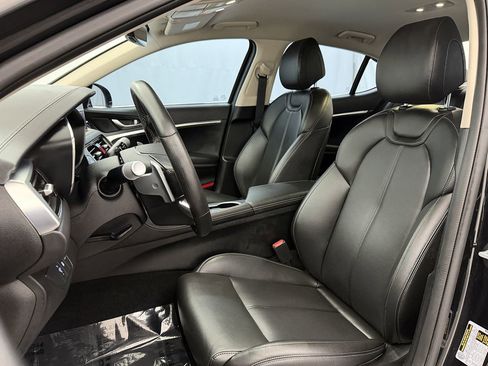 Used 2025 Genesis G70 2.5T image 7