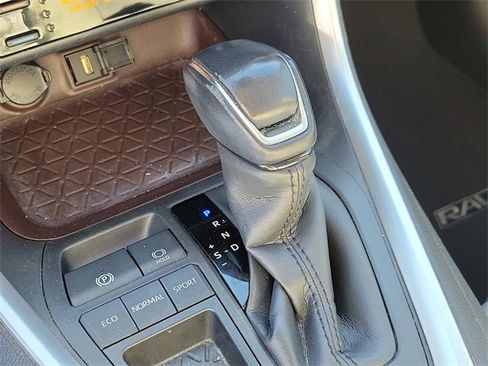 Used 2020 Toyota RAV4 Limited image 29