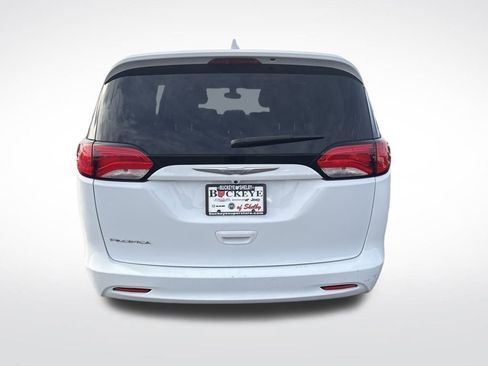 Used 2017 Chrysler Pacifica Touring image 4