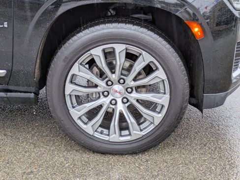 Used 2021 GMC Yukon XL Denali w/ Denali Premium Package image 11