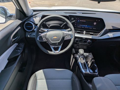 Used 2025 Chevrolet Trax LT w/ Driver Confidence Package image 14