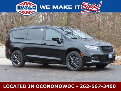 New 2026 Chrysler Pacifica Limited w/ Uconnect Theater Family Group