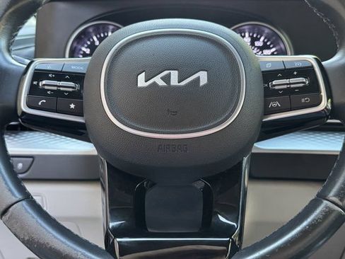 Used 2023 Kia Carnival LX FWD image 16