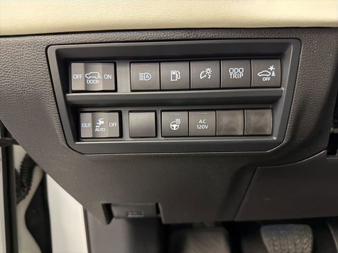 Used 2025 Toyota Sequoia Capstone AWD/4WD image 25