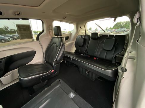 Used 2023 Chrysler Pacifica Limited FWD image 12