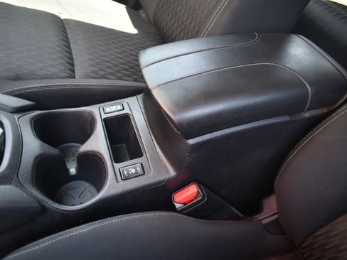 Used 2019 Nissan Rogue SV image 18