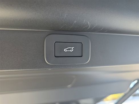 Used 2025 Land Rover Range Rover SE image 18