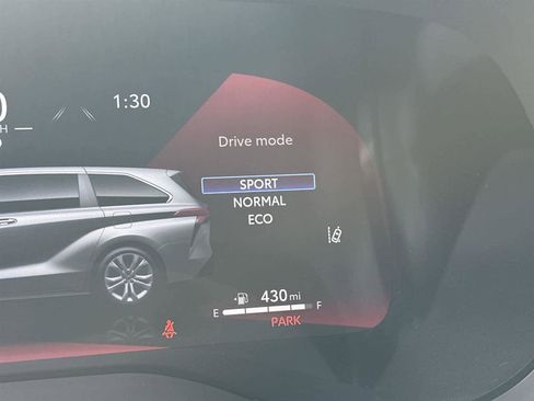 Used 2025 Toyota Sienna Limited image 30