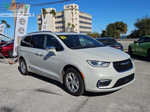 Used 2021 Chrysler Pacifica Limited w/ Uconnect Theater Family Group image 1
