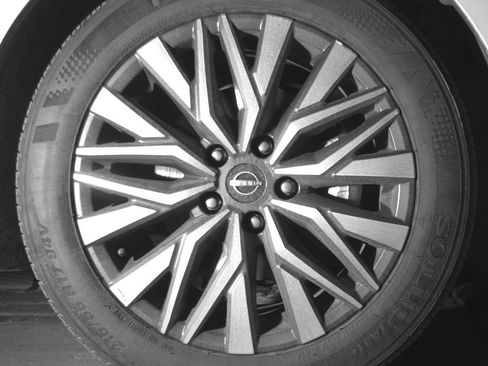 Used 2025 Nissan Altima 2.5 SV FWD image 13