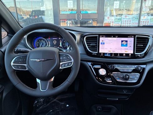 New 2026 Chrysler Pacifica Select image 14