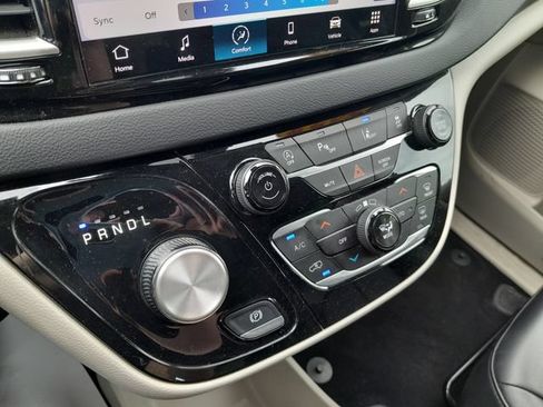 Used 2023 Chrysler Pacifica Touring-L FWD image 24