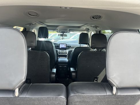 Used 2022 Ford Explorer XLT w/ Equipment Group 202A AWD/4WD image 14