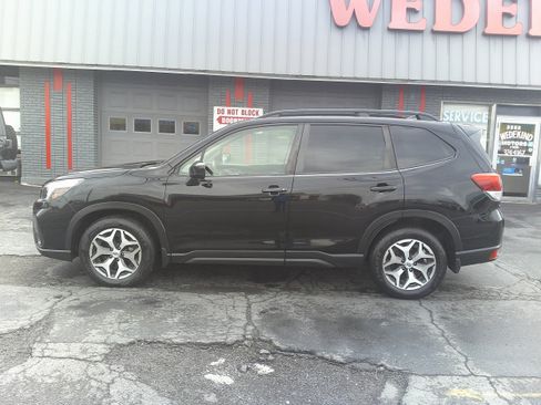 Used 2021 Subaru Forester Premium image 2