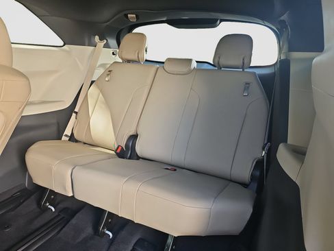 Used 2021 Toyota Sienna XLE FWD image 24