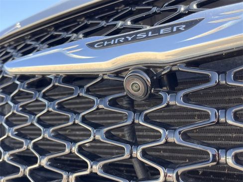 Used 2024 Chrysler Pacifica Touring-L image 15