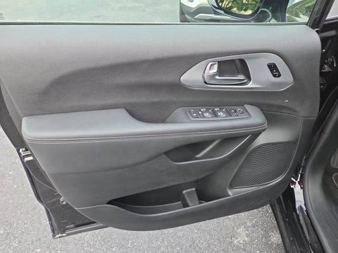 Certified 2026 Chrysler Pacifica Limited FWD image 15