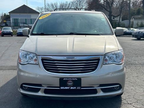 Used 2015 Chrysler Town & Country Touring w/ Driver Convenience Group FWD image 3