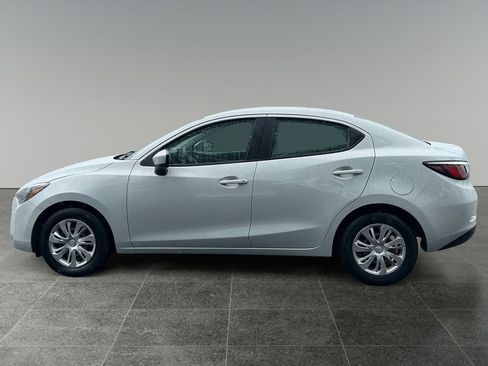 Used 2020 Toyota Yaris L image 5