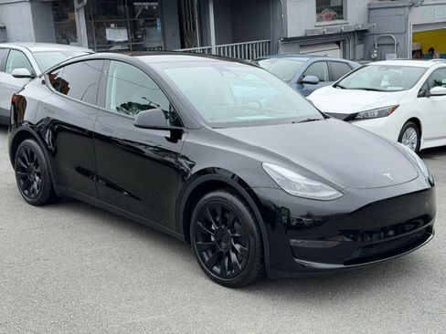 Used 2024 Tesla Model Y Long Range AWD/4WD image 3