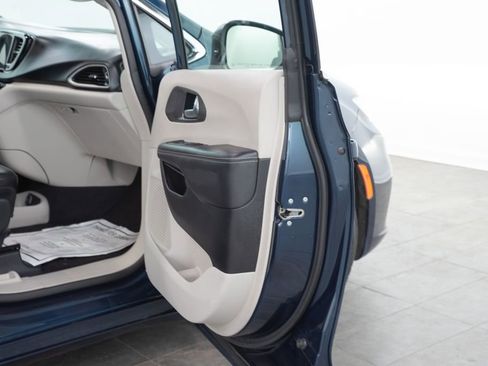 Used 2023 Chrysler Pacifica Touring-L FWD image 17