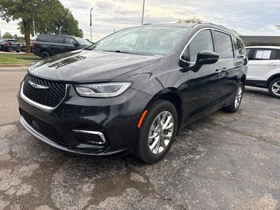 Used 2021 Chrysler Pacifica Touring-L w/ Uconnect Theater Family Group