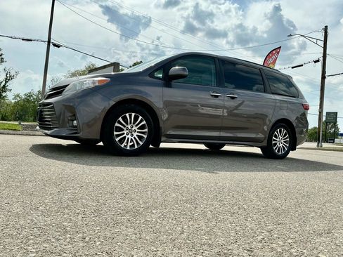 Used 2019 Toyota Sienna XLE w/ XLE Navigation Package FWD image 30