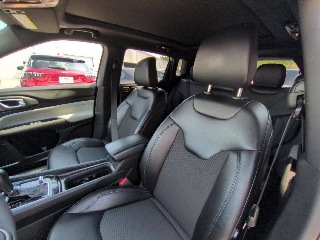 Used 2025 Jeep Compass Latitude w/ Sun & Sound Group AWD/4WD image 24