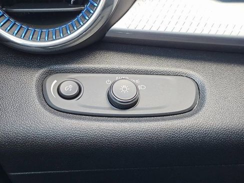 Used 2025 Chevrolet Trax LT image 23