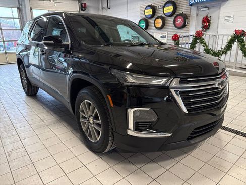 Used 2023 Chevrolet Traverse LT image 1
